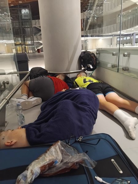 діти сплять на підлозі фото Троє хлопчиків сплять на підлозі в аеропорту